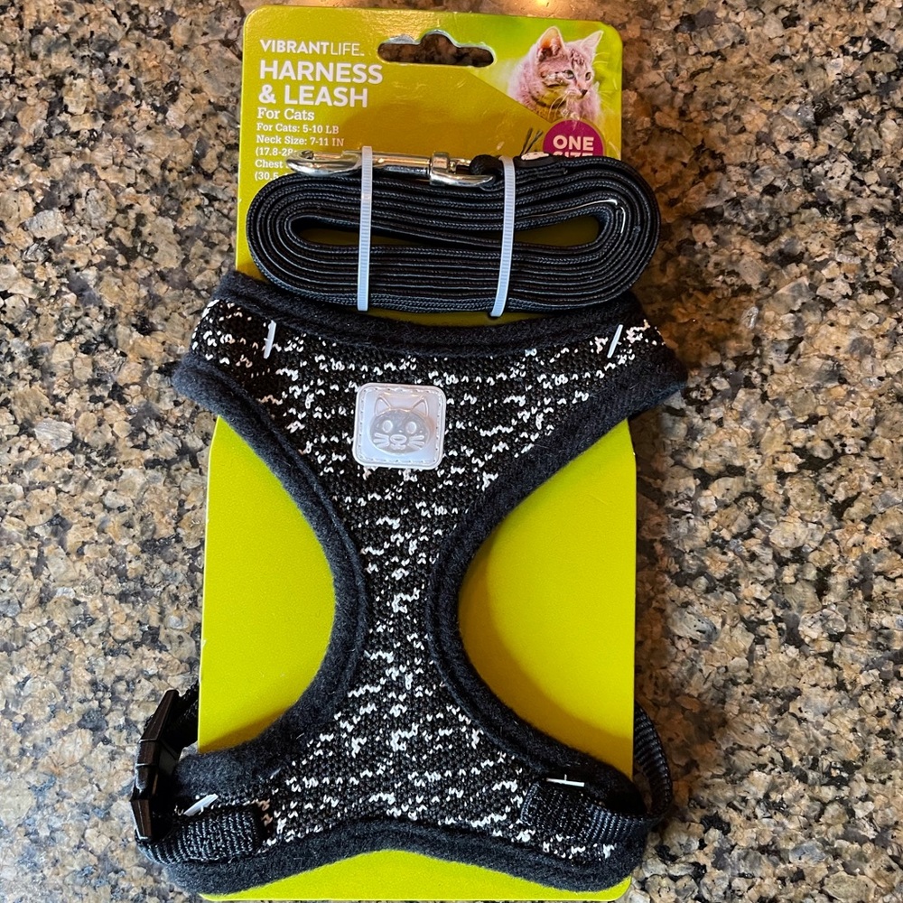 Vibrant life black and white harness and leash for cats.  NWT